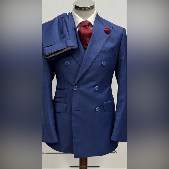 Blue double breasted super 150 cerruti wool suit-made in Italy
Peak lapel - Picture 1 of 3